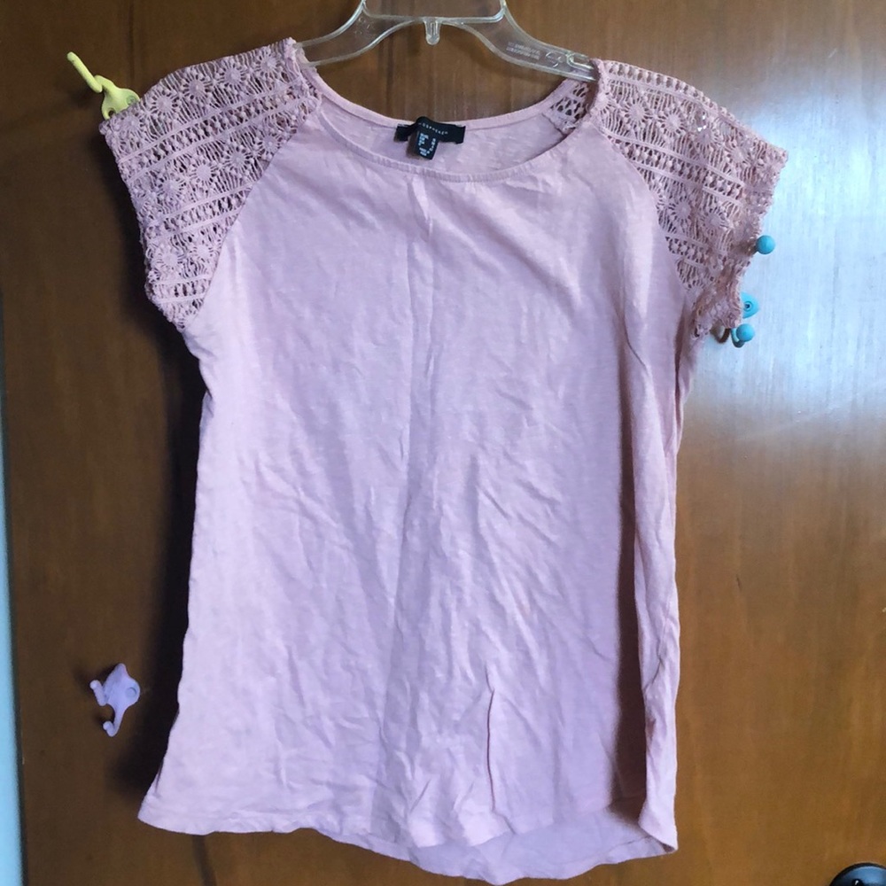 Raglan tee with crochet sleeves